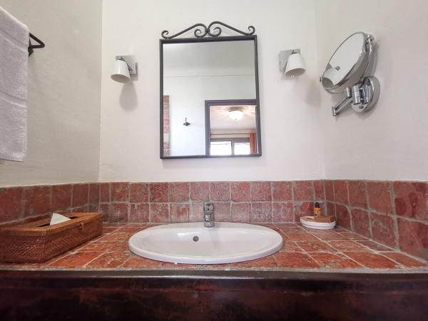 Hôtel Sous les Figuiers - Piscine, parking, centre ville : photo 3 de la chambre chambre double avec terrasse