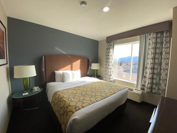 Baymont by Wyndham Colorado Springs : photo 4 de la chambre chambre lit king-size avec vue sur la montagne - non-fumeurs
