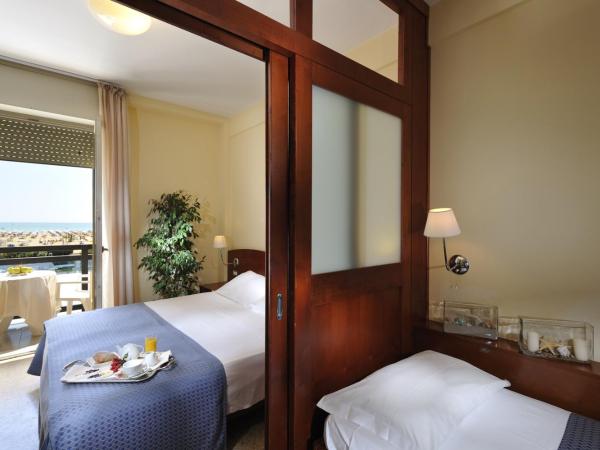 Hotel Palace : photo 3 de la chambre chambre quadruple - vue sur mer