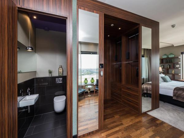 Van der Valk Hotel Düsseldorf : photo 6 de la chambre suite lit king-size avec baignoire spa