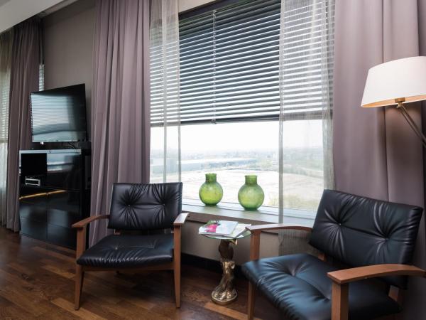 Van der Valk Hotel Düsseldorf : photo 5 de la chambre suite lit king-size avec baignoire spa