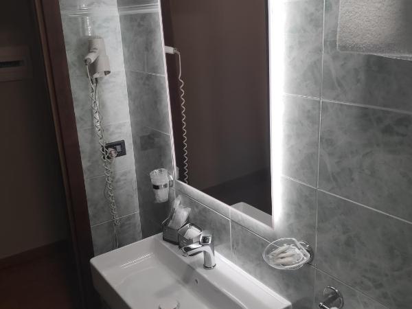 Hotel La Vignetta : photo 2 de la chambre chambre triple