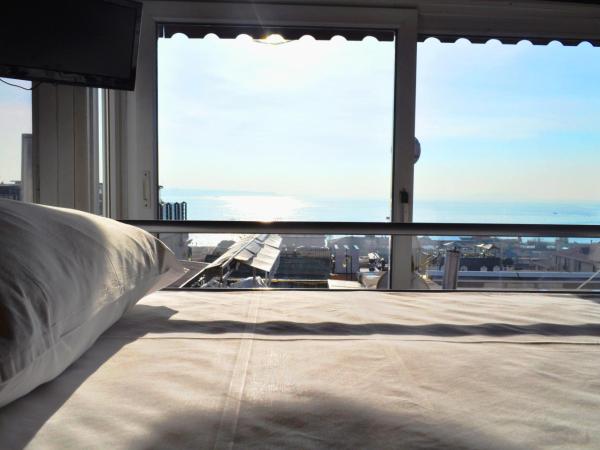 Antique Hostel : photo 4 de la chambre lit dans dortoir mixte de 4 lits avec vue sur la mer