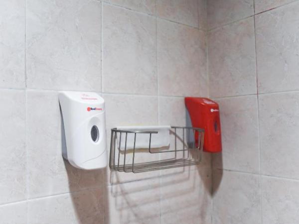 RedDoorz Plus near RSCM Jakarta : photo 2 de la chambre room #435249209