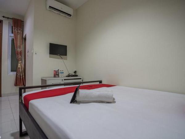 RedDoorz Plus near Semanggi : photo 1 de la chambre room #428686107