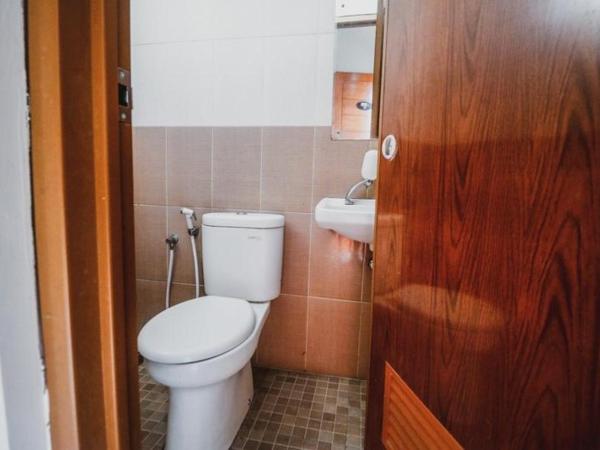 RedDoorz Plus near Semanggi : photo 6 de la chambre room #428686108