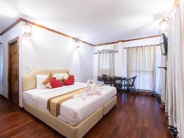 Phi Phi The Beach Resort : photo 6 de la chambre villa supérieure avec transfert gratuit pour la jetée de tonsai - vue partielle sur mer