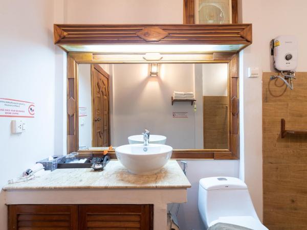 Phi Phi The Beach Resort : photo 2 de la chambre villa supérieure avec transfert gratuit pour la jetée de tonsai - vue partielle sur mer