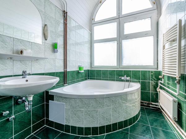 Korona Panzió Budapest : photo 4 de la chambre chambre familiale avec salle de bains privative