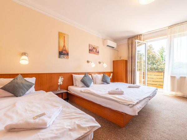 Korona Panzió Budapest : photo 5 de la chambre chambre triple avec salle de bains privative