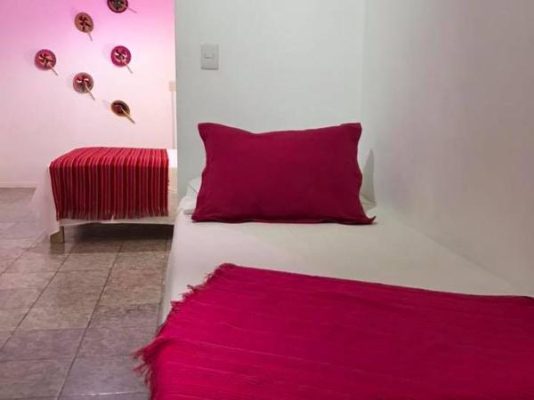 Hostal Tlaquepaque : photo 2 de la chambre chambre triple avec salle de bains privative