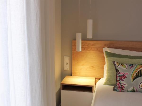 Cardeal Suites & Apartments : photo 1 de la chambre studio avec vue sur jardin