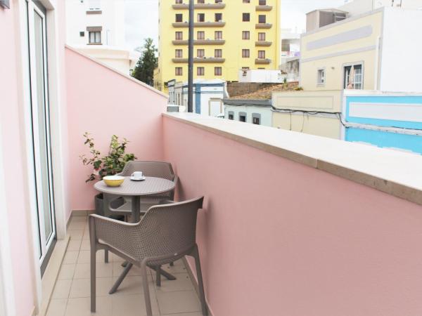 Cardeal Suites & Apartments : photo 7 de la chambre studio avec balcon