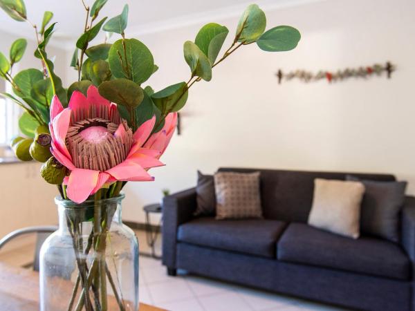 Banksia Tourist Park : photo 1 de la chambre two-bedroom family chalet - non pet friendly