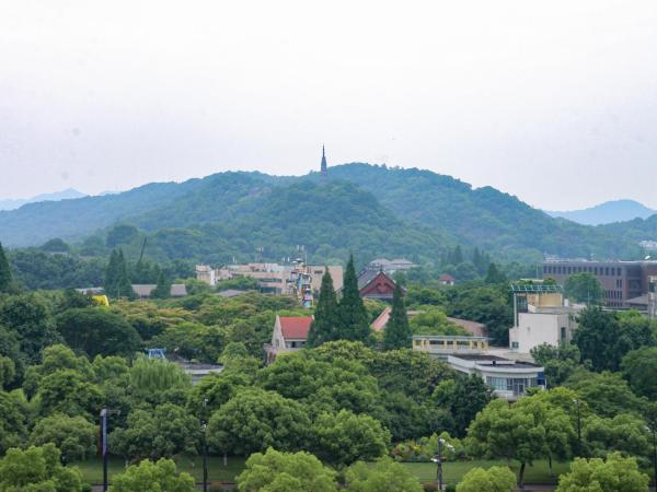 Wyndham Grand Plaza Royale Hangzhou : photo 2 de la chambre chambre lit king-size - vue sur montagne