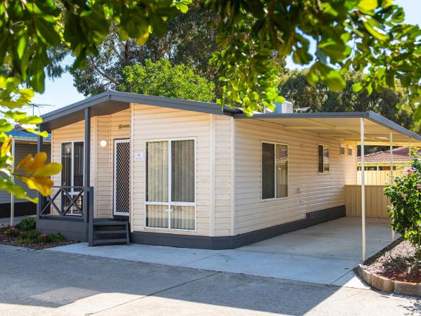 Banksia Tourist Park : photo 1 de la chambre two-bedroom chalet - non pet friendly