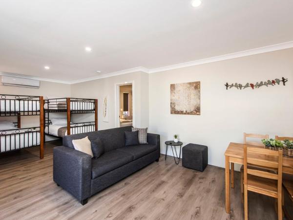 Banksia Tourist Park : photo 1 de la chambre one-bedroom family chalet - non pet friendly