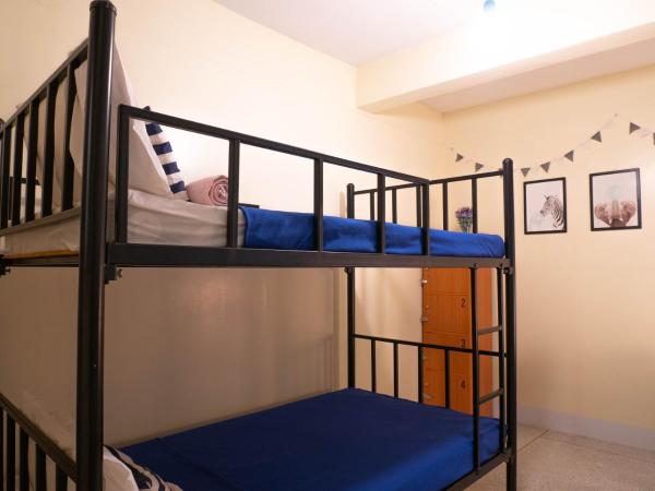 Chan Cha La 99 Hostel : photo 2 de la chambre chambre lits jumeaux avec salle de bains privative séparée