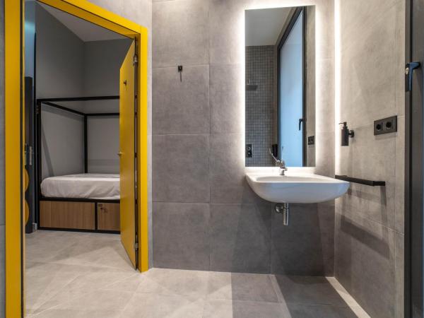 Petit Hostel La Latina : photo 4 de la chambre chambre quadruple avec salle de bains privative