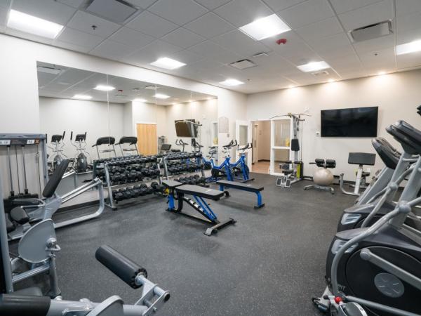 Microtel Inn & Suites by Wyndham Kelowna : photo 5 de la chambre chambre lit queen-size accessible aux personnes à mobilité réduite - non-fumeurs