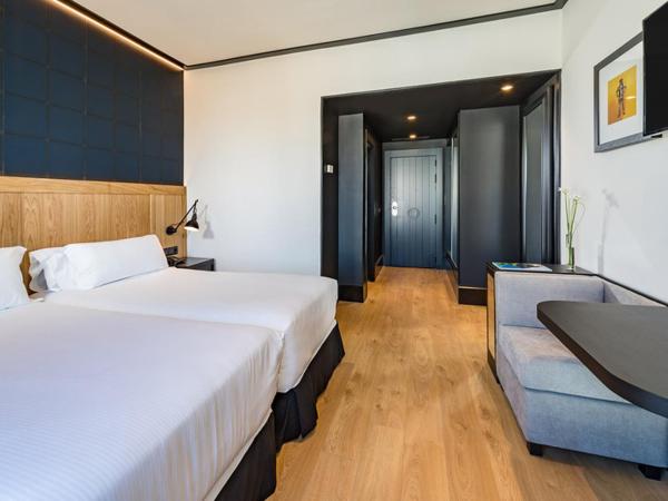 H10 Puerta de Alcalá : photo 3 de la chambre room #9039259