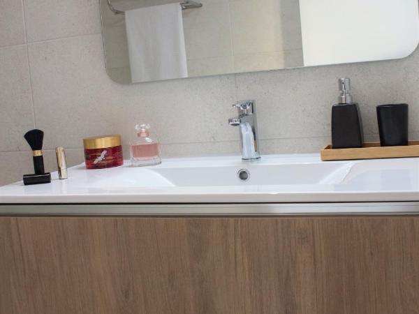 Cardeal Suites & Apartments : photo 10 de la chambre appartement avec terrasse