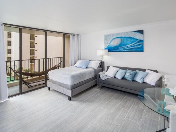 Waikiki Banyan Modern One Bedroom Free Parking : photo 2 de la chambre appartement avec balcon