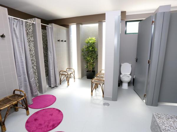 HI Setubal - Pousada de Juventude - CASA DO LARGO : photo 7 de la chambre chambre lits jumeaux standard avec salle de bains commune