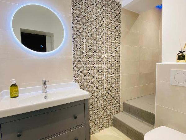 MAS DES 2 PLATANES : photo 7 de la chambre chambre lit king-size - vue sur piscine