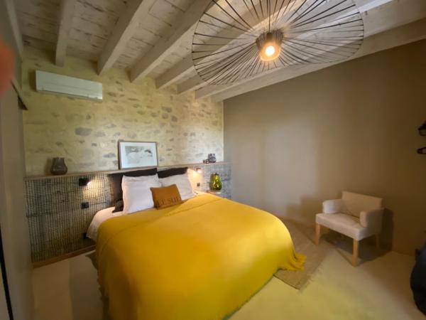 MAS DES 2 PLATANES : photo 2 de la chambre chambre lit king-size - vue sur piscine