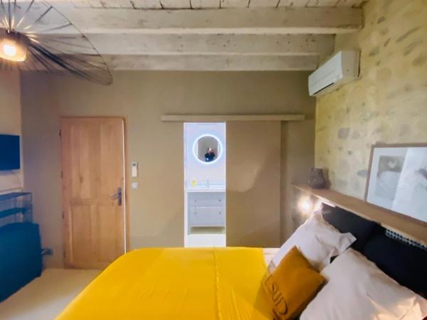 MAS DES 2 PLATANES : photo 6 de la chambre chambre lit king-size - vue sur piscine