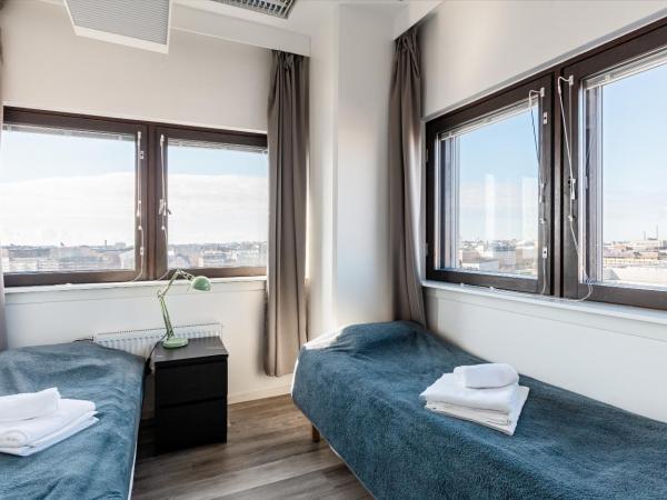 Sky Hostel Helsinki : photo 1 de la chambre chambre lits jumeaux avec salle de bains commune