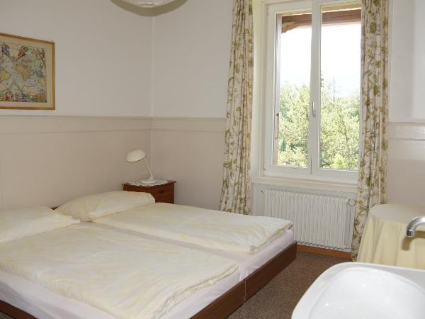 Hotel Beatus : photo 1 de la chambre chambre lits jumeaux avec salle de bains commune - vue sur lac