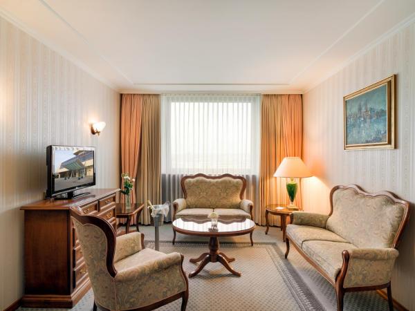 Panorama Hotel Prague : photo 5 de la chambre suite panoramique avec bain à remous et sauna privés - vue sur ville