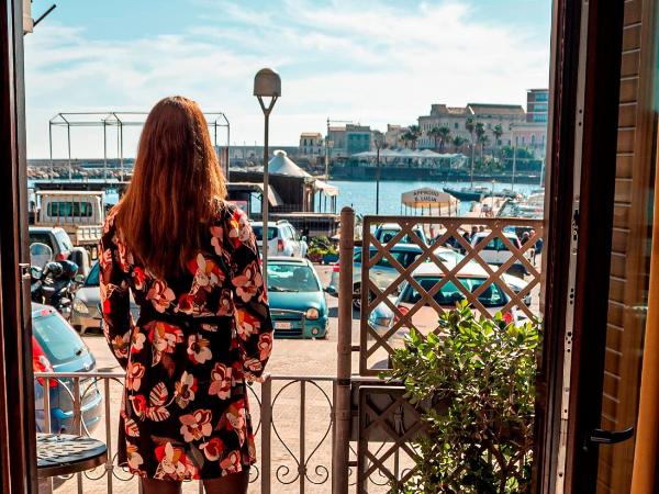 Lakkios charming suites and rooms : photo 4 de la chambre chambre double avec terrasse - vue sur la mer