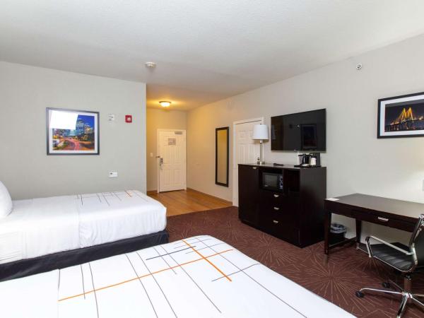 La Quinta by Wyndham Houston East at Normandy : photo 3 de la chambre chambre avec 2 lits doubles et baignoire - accessible aux personnes à mobilité réduite/malentendantes - non-fumeurs