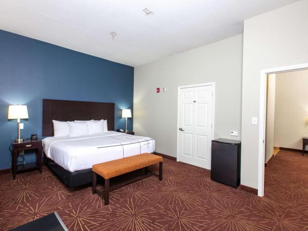 La Quinta by Wyndham Houston East at Normandy : photo 1 de la chambre one-bedroom king suite with roll-in shower - mobility/hearing accessible - non-smoking