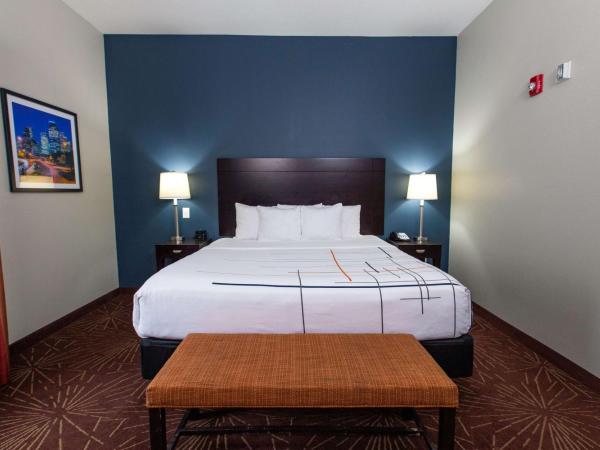 La Quinta by Wyndham Houston East at Normandy : photo 2 de la chambre one-bedroom king suite with roll-in shower - mobility/hearing accessible - non-smoking