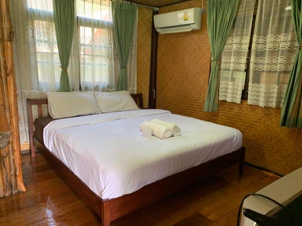 Sam's House Kanchanaburi : photo 10 de la chambre bungalow supérieur avec baignoire 