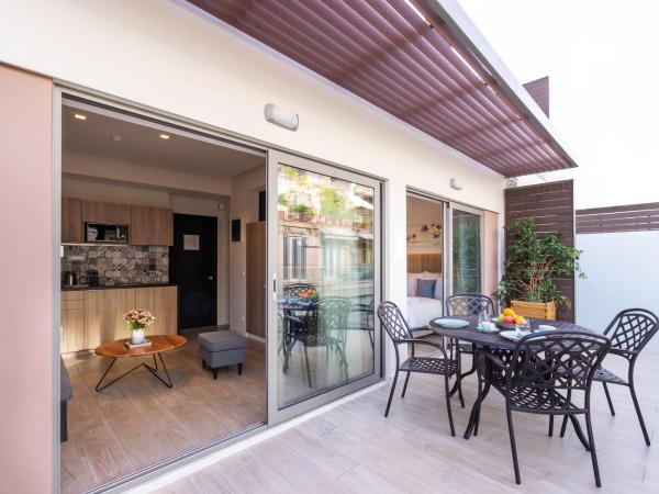 Hestia - Romvis 9 : photo 8 de la chambre appartement deluxe avec balcon