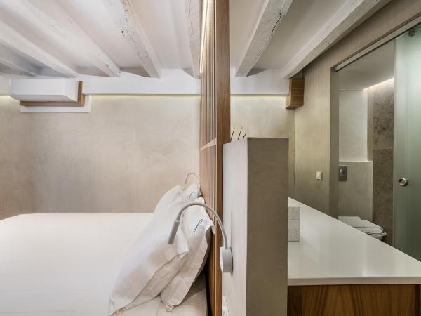 Hotel Off : photo 3 de la chambre chambre double de luxe avec balcon - vue sur ville