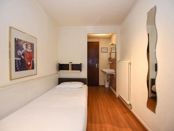 Hotel St. Gervais : photo 1 de la chambre chambre simple avec salle de bains commune