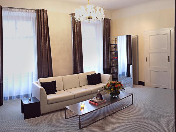 Old Town Square Residence by Emblem : photo 6 de la chambre chambre familiale