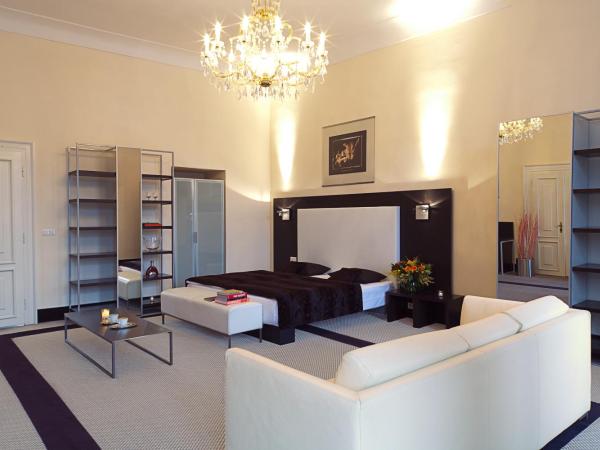 Old Town Square Residence by Emblem : photo 4 de la chambre chambre familiale