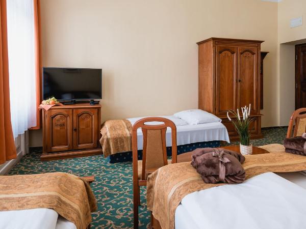 City Hotel UNIO superior : photo 7 de la chambre chambre quadruple