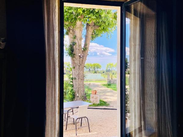 MAS DES 2 PLATANES : photo 5 de la chambre chambre lit king-size - vue sur piscine