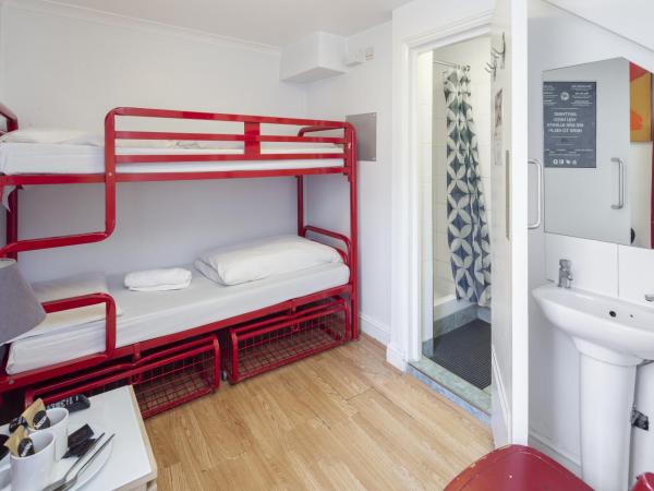 Astor Hyde Park Hostel : photo 3 de la chambre chambre lits jumeaux avec salle de bains privative