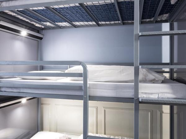 Astor Hyde Park Hostel : photo 3 de la chambre lit dans dortoir mixte de 9 lits avec salle de bains commune