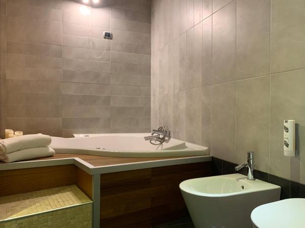 Hotel San Marco Fitness Pool & Spa : photo 8 de la chambre suite deluxe avec baignoire spa