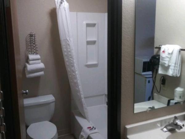 Super 8 by Wyndham Albuquerque West/Coors Blvd : photo 4 de la chambre chambre deluxe avec 2 lits queen-size - non-fumeurs